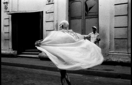 Serie Realidades. Caibarién y Remedios. Villa Clara, 1985. Impresión en plata sobre gelatina. © Abigail García. Cortesía de la artista.