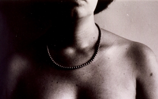 Te nace ahogado con el cordón de Marta María Pérez Bravo en la exhibición Radical Women: Latin American Art, 1960–1985 en el Hammer Museum