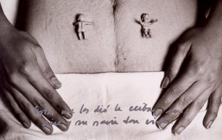 Estos me los dio la Ceiba, su aire y su savia dan vida de Marta María Pérez Bravo en la exhibición Radical Women: Latin American Art, 1960–1985 en el Hammer Museum