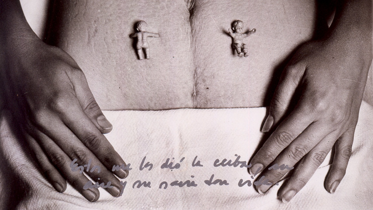 Estos me los dio la Ceiba, su aire y su savia dan vida de Marta María Pérez Bravo en la exhibición Radical Women: Latin American Art, 1960–1985 en el Hammer Museum