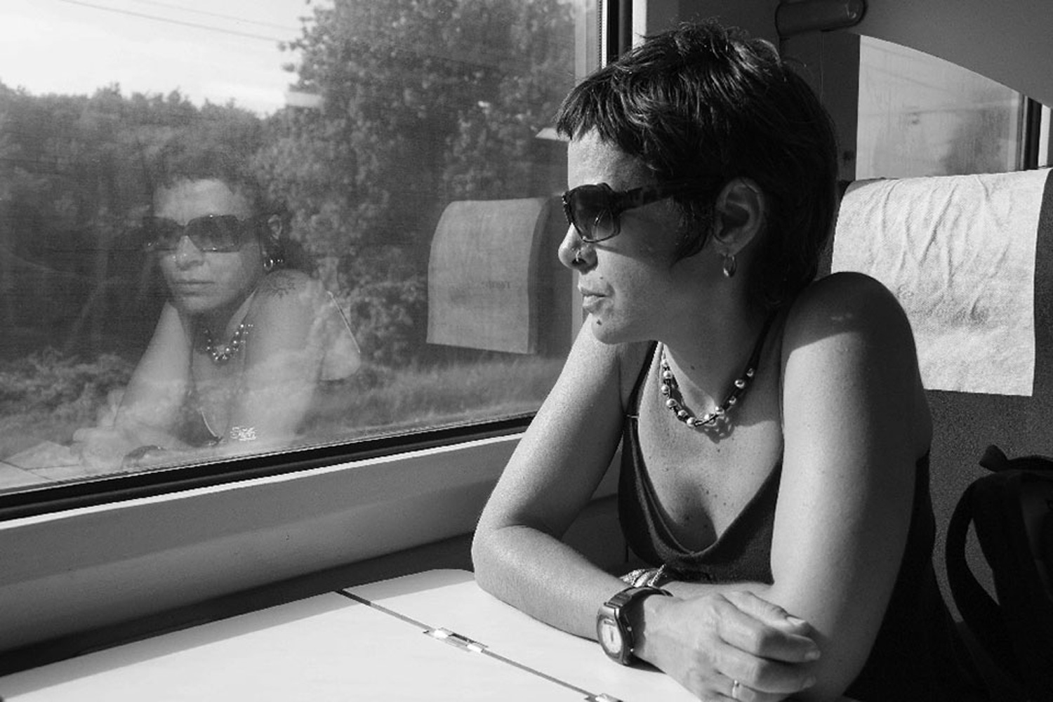 Retrato de Carmen Rivero viajando en tren.